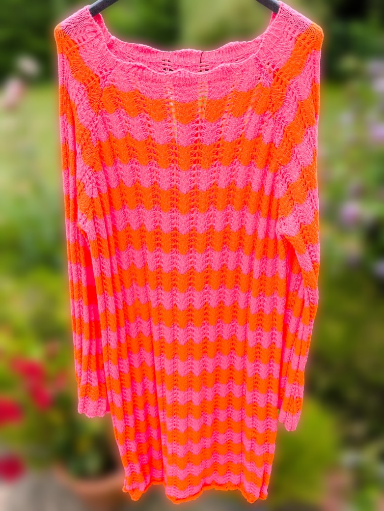 Dass gestreifte Strickkleid in lebendigem Orange Pink aus hochwertiger Baumwolle bietet angenehmen Tragekomfort - perfekt für einen farbenfrohen Auftritt!