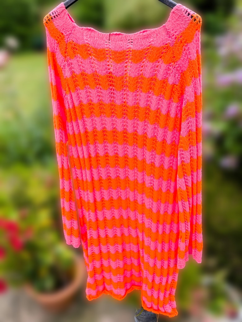 Dass gestreifte Strickkleid in lebendigem Orange Pink aus hochwertiger Baumwolle bietet angenehmen Tragekomfort - perfekt für einen farbenfrohen Auftritt!