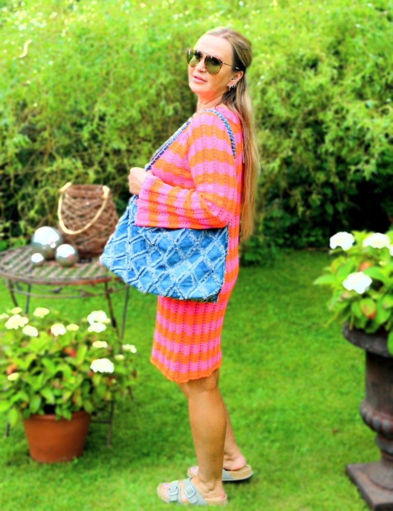 Dass gestreifte Strickkleid in lebendigem Orange Pink aus hochwertiger Baumwolle bietet angenehmen Tragekomfort - perfekt für einen farbenfrohen Auftritt!