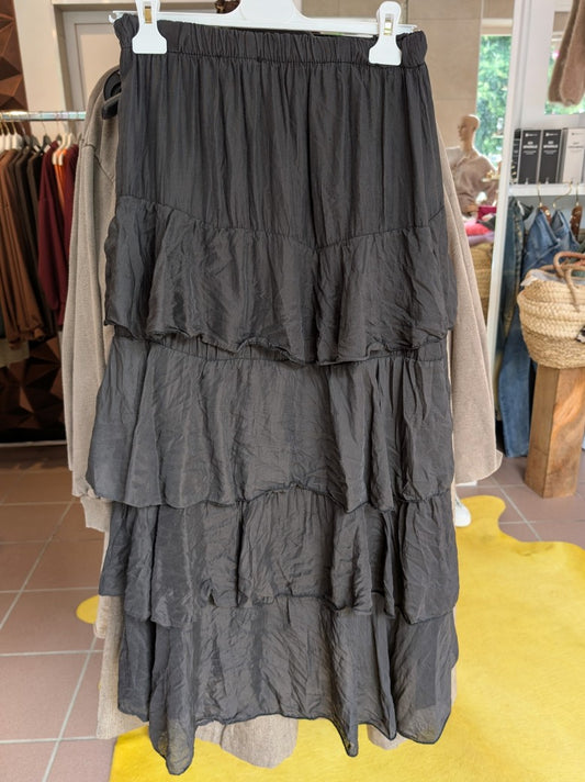 Entdecke den maximalen Komfort und Style mit dem 4 Stufen Rock Maxi Volant aus Lyocell in Schwarz von MIHO'S. Ein Must-Have für deine Garderobe!