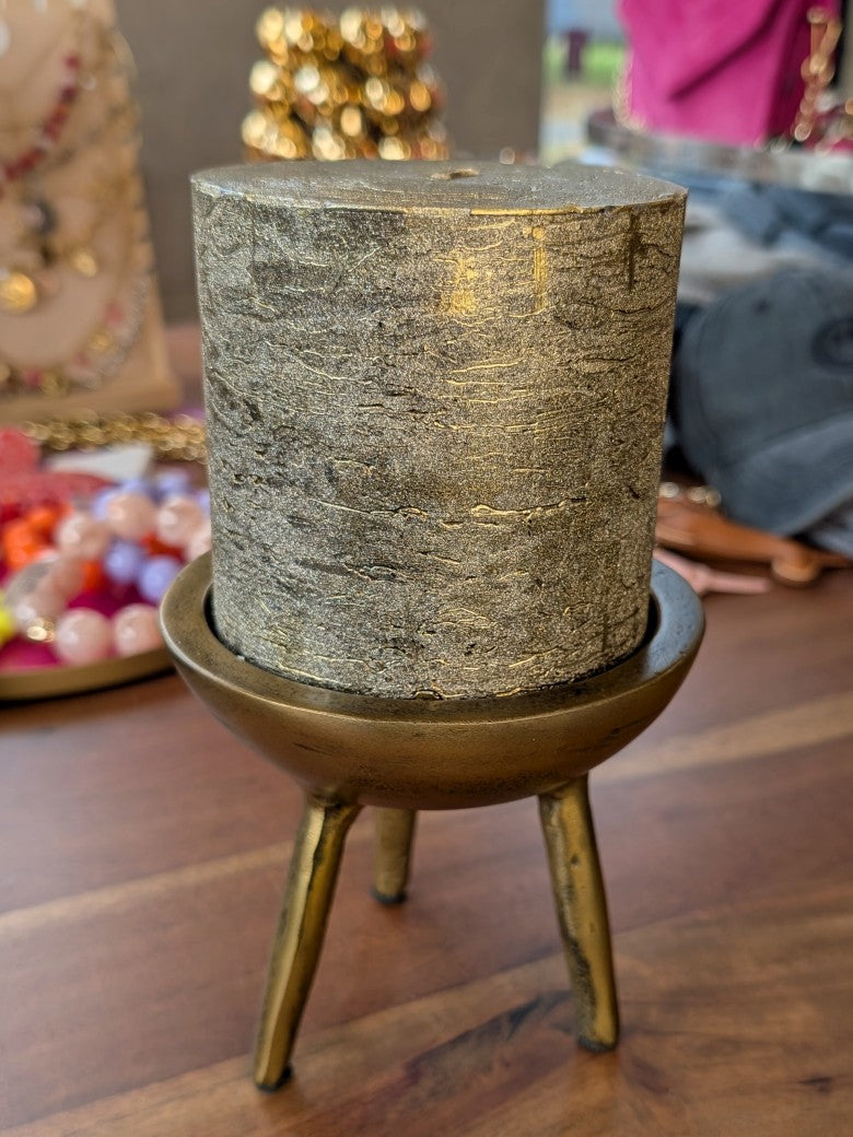 Entdecke die exquisite Stumpenkerze in metallischem Gold mit beeindruckender Brenndauer von ca 110 Stunden– Statement-Piece für anspruchsvolle Kerzenliebhaber!