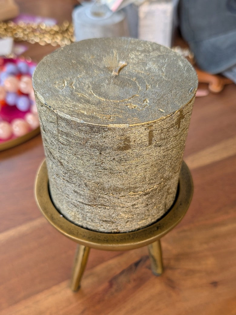 Entdecke die exquisite Stumpenkerze in metallischem Gold mit beeindruckender Brenndauer von ca 110 Stunden– Statement-Piece für anspruchsvolle Kerzenliebhaber!