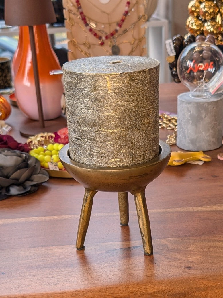 Eleganter Kerzenhalter bis 10cm aus hochwertigem Metall in strahlendem Gold – das perfekte Accessoire für gemütliche Abende und stilvolle Raumgestaltung!