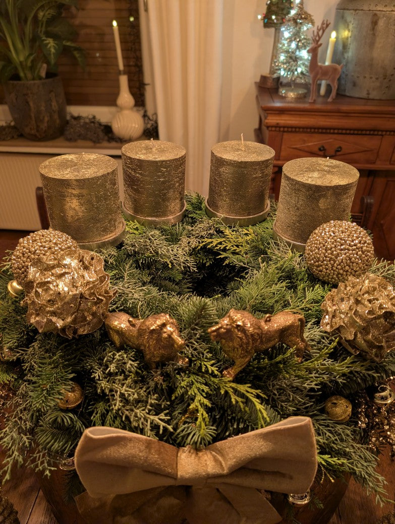 Entdecke die exquisite Stumpenkerze in metallischem Gold mit beeindruckender Brenndauer von ca 110 Stunden– Statement-Piece für anspruchsvolle Kerzenliebhaber!