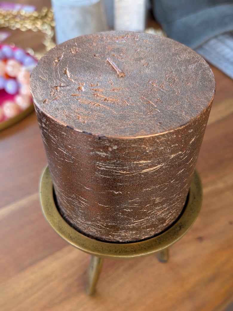Entdecke die exquisite Stumpenkerze in metallischem Kupfer mit beeindruckender Brenndauer von ca 110 Stunden– Statement-Piece für anspruchsvolle Kerzenliebhaber!
