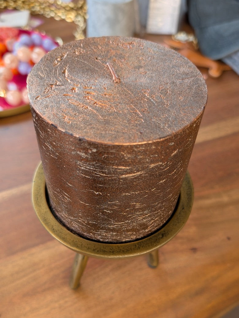 Entdecke die exquisite Stumpenkerze in metallischem Kupfer mit beeindruckender Brenndauer von ca 110 Stunden– Statement-Piece für anspruchsvolle Kerzenliebhaber!