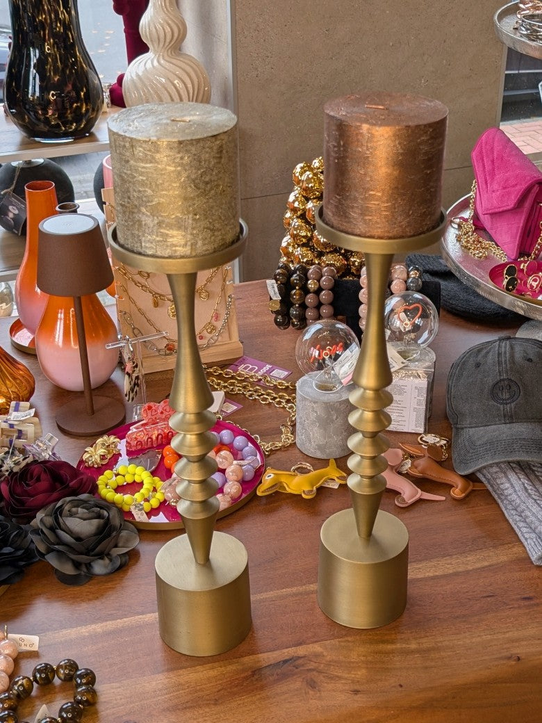 Entdecke die exquisite Stumpenkerze in metallischem Gold mit beeindruckender Brenndauer von ca 110 Stunden– Statement-Piece für anspruchsvolle Kerzenliebhaber!