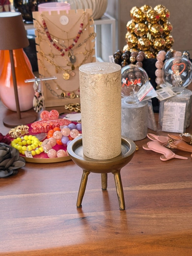 Entdecke die exquisite Stumpenkerze in metallischem Silber mit beeindruckender Brenndauer von ca 65 Stunden– Statement-Piece für anspruchsvolle Kerzenliebhaber!