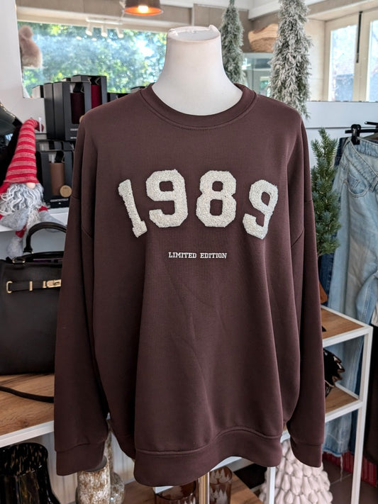 Das Sweatshirt 1989 in Kaffeebraun vereint zeitlosen Stil mit angenehmem Tragekomfort - natürliche Materialien und ein Design, das nie aus der Mode kommt!