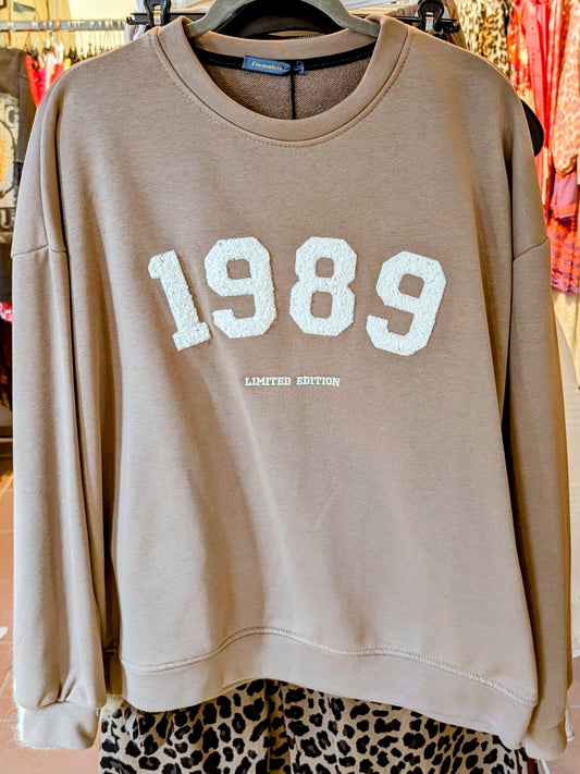 Das Sweatshirt 1989 in Milchkaffee Beige Taupe vereint zeitlosen Stil mit angenehmem Tragekomfort - natürliche Materialien und nie aus der Mode kommendes Design!