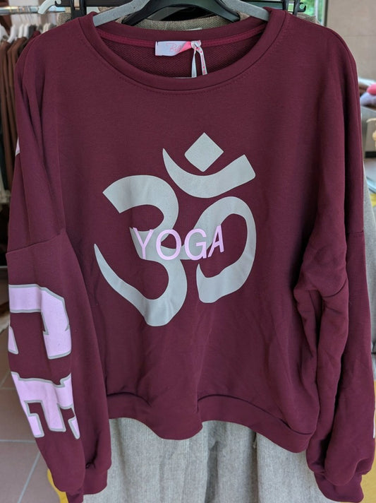 Das Sweatshirt BALANCE OM Yoga von BELIEVE in den harmonischen Farben Brombeer und Pink Taupe ist ideal für entspannte Momente. Setze modische Akzente!