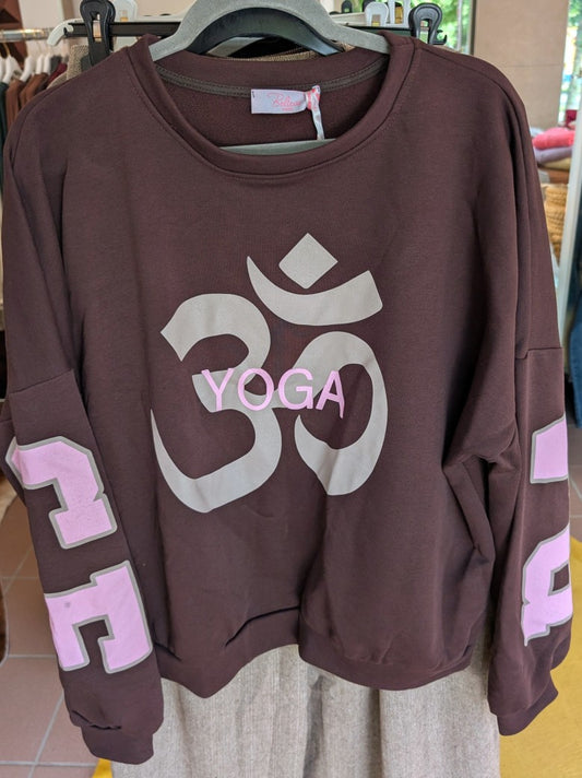 Das Sweatshirt BALANCE OM Yoga von BELIEVE in den harmonischen Farben Coffee Braun und Pink Taupe ist ideal für entspannte Momente. Setze modische Akzente!