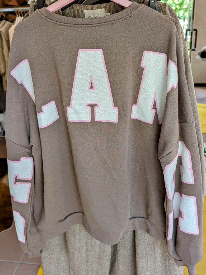 Das Sweatshirt BALANCE OM Yoga von BELIEVE in den harmonischen Farben Fango Sandgrau und Pink Creme ist ideal für entspannte Momente. Setze modische Akzente!