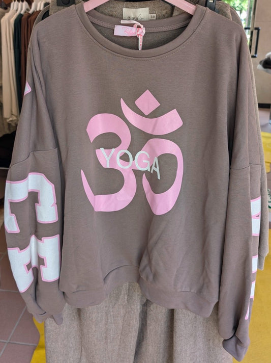 Das Sweatshirt BALANCE OM Yoga von BELIEVE in den harmonischen Farben Fango Sandgrau und Pink Creme ist ideal für entspannte Momente. Setze modische Akzente!