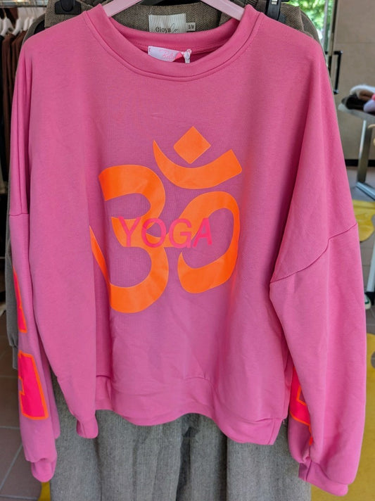 Das Sweatshirt BALANCE Yoga von BELIEVE in den harmonischen Farben Pink und Neon Orange ist ideal für entspannte Momente. Setze modische Akzente!