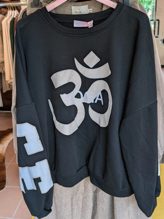 Das Sweatshirt BALANCE OM Yoga von BELIEVE in den harmonischen Farben Schwarz und Creme Beige ist ideal für entspannte Momente. Setze modische Akzente!