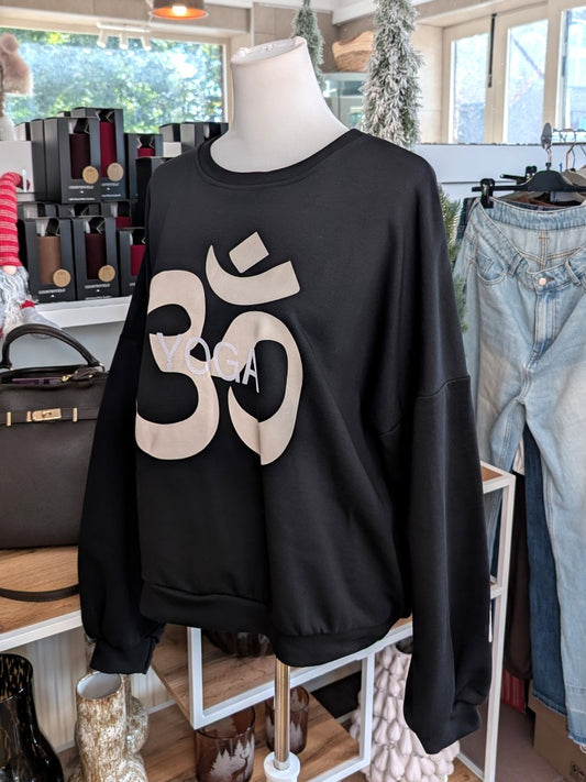 Das Baumwoll Sweatshirt BALANCE OM Yoga von BELIEVE in den harmonischen Farben Schwarz und Creme Beige ist ideal für entspannte Momente. Setze modische Akzente!