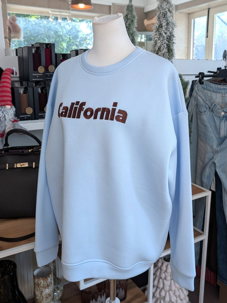 Das hochwertige Baumwoll-Sweatshirt California besticht durch seine harmonische Farbgestaltung in trendigem Hellblau und Coffee Braun - dein perfekten Begleiter!
