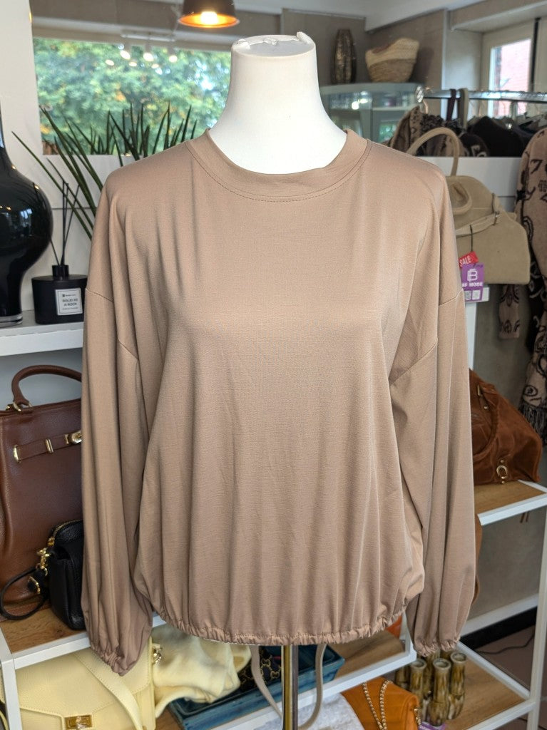 Gemütliches Cropped Langarm Shirt Sweatshirt aus weicher Viskose in elegantem Beige mit Gummizug am Saum.