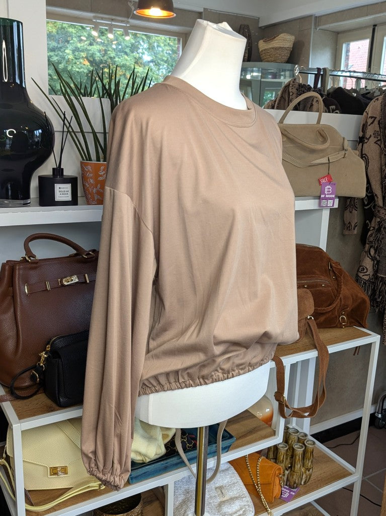 Gemütliches Cropped Langarm Shirt Sweatshirt aus weicher Viskose in elegantem Beige mit Gummizug am Saum.
