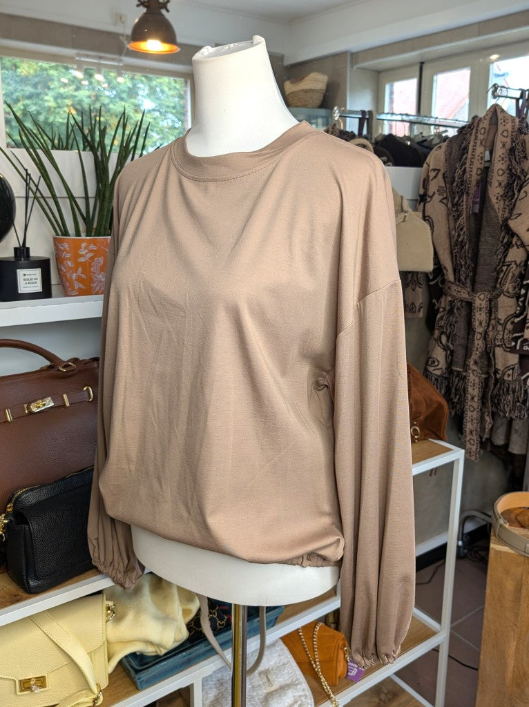 Gemütliches Cropped Langarm Shirt Sweatshirt aus weicher Viskose in elegantem Beige mit Gummizug am Saum.