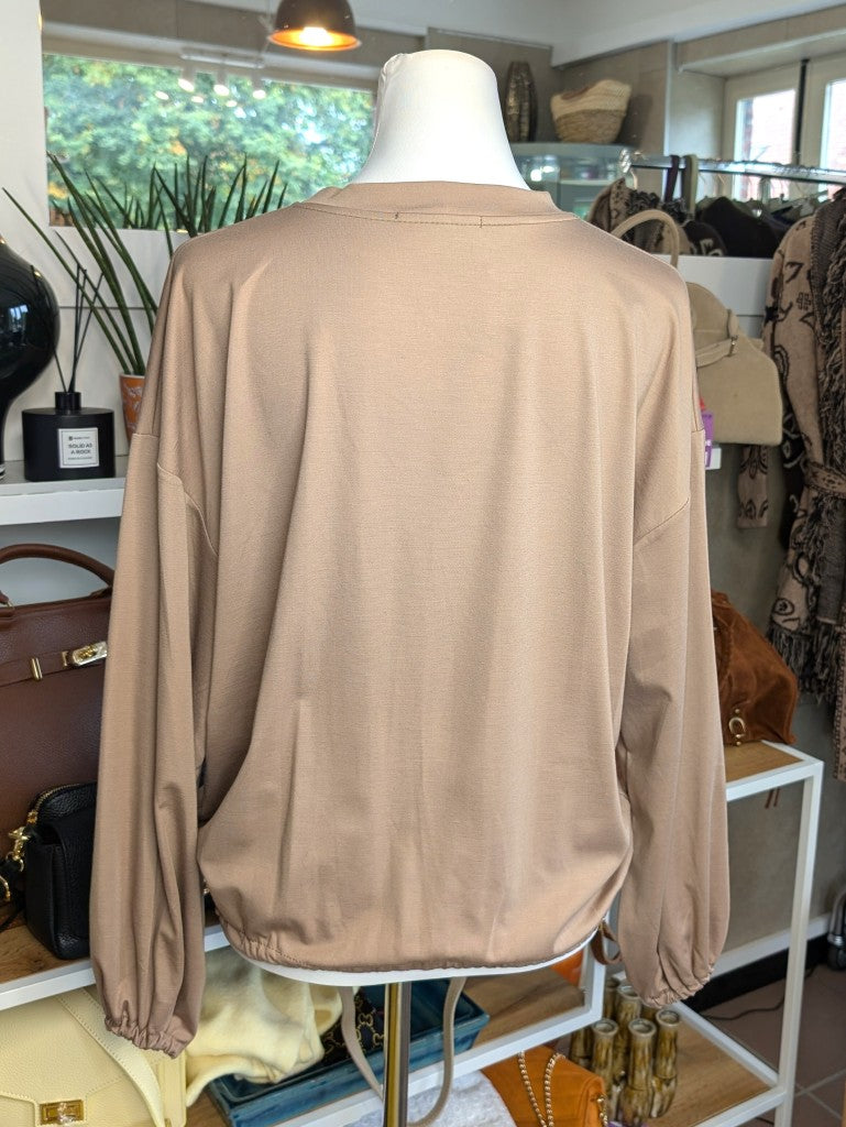 Gemütliches Cropped Langarm Shirt Sweatshirt aus weicher Viskose in elegantem Beige mit Gummizug am Saum.