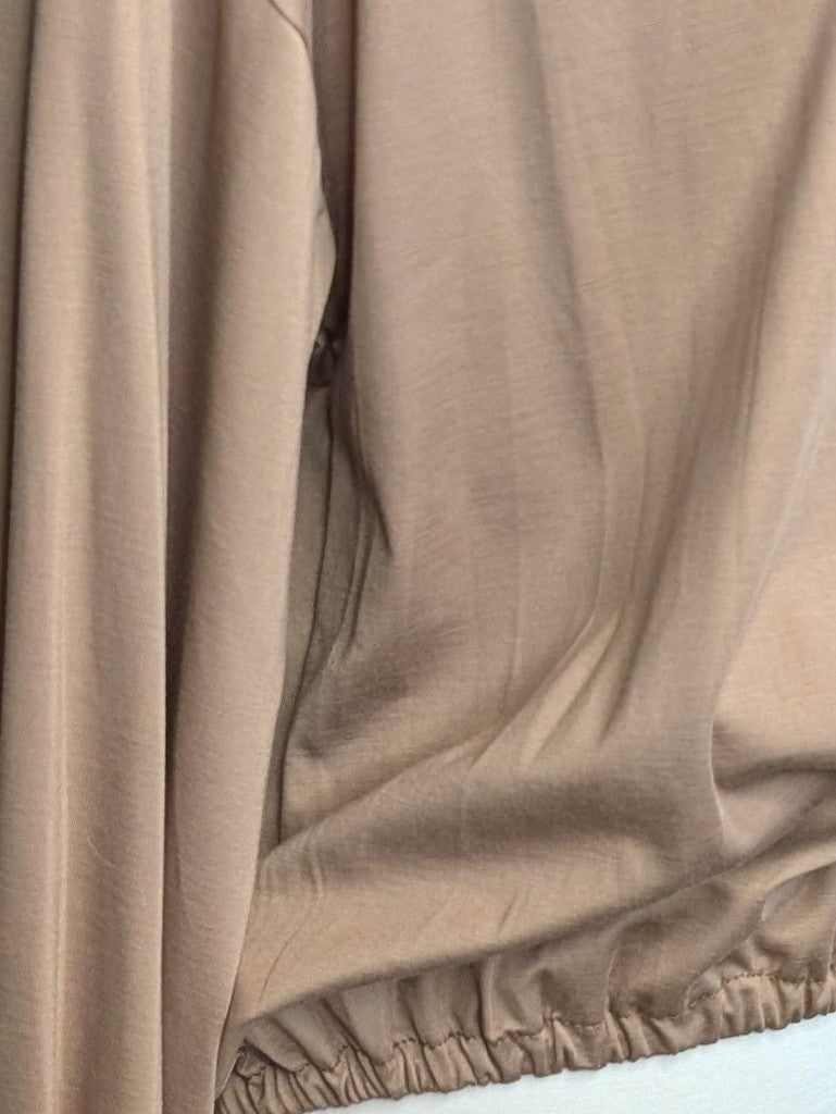 Gemütliches Cropped Langarm Shirt Sweatshirt aus weicher Viskose in elegantem Beige mit Gummizug am Saum.