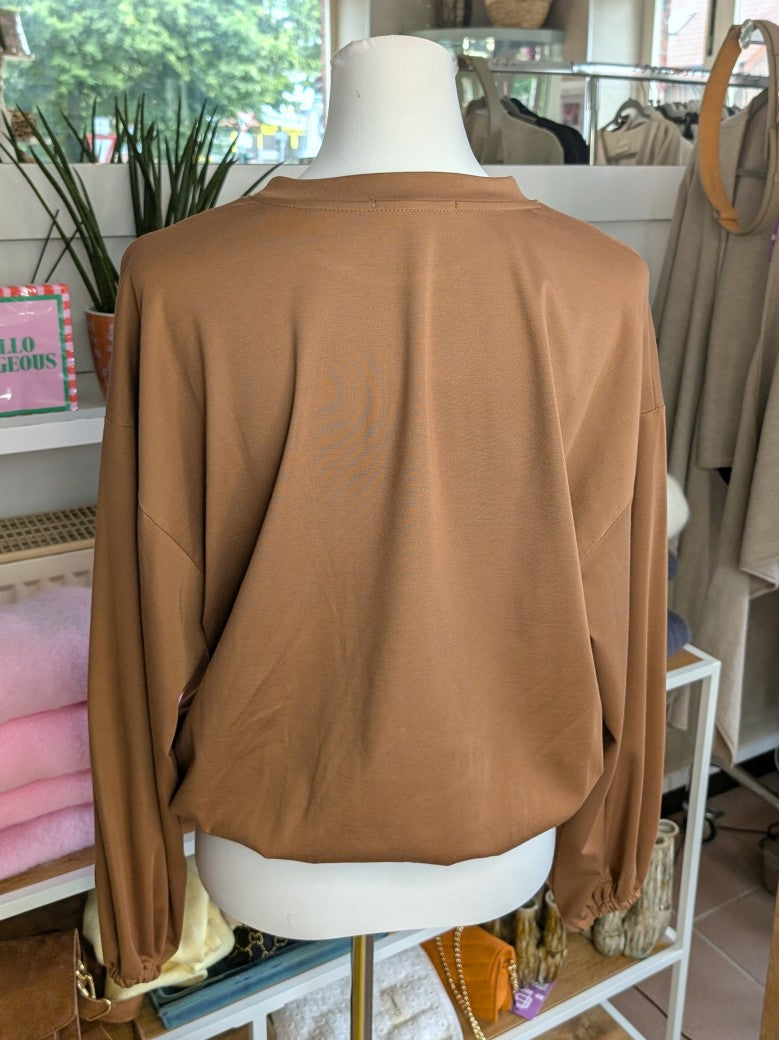 Gemütliches Cropped Langarm Shirt Sweatshirt aus weicher Viskose in elegantem Bronze Gold mit Gummizug am Saum.
