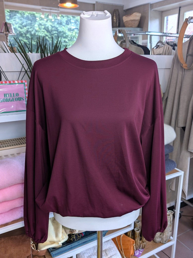 Gemütliches Cropped Langarm Shirt Sweatshirt aus weicher Viskose in elegantem Burgund Brombeere mit Gummizug am Saum.