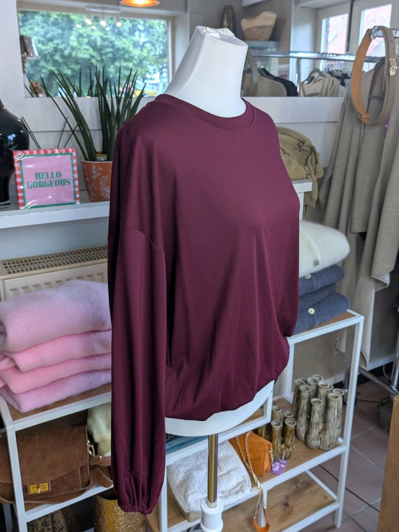 Gemütliches Cropped Langarm Shirt Sweatshirt aus weicher Viskose in elegantem Burgund Brombeere mit Gummizug am Saum.