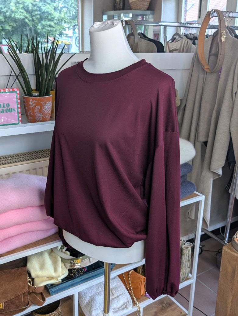 Gemütliches Cropped Langarm Shirt Sweatshirt aus weicher Viskose in elegantem Burgund Brombeere mit Gummizug am Saum.