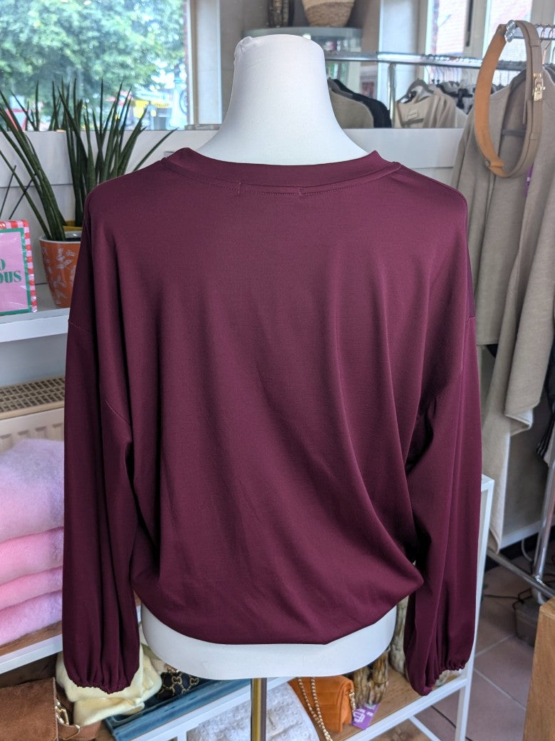 Gemütliches Cropped Langarm Shirt Sweatshirt aus weicher Viskose in elegantem Burgund Brombeere mit Gummizug am Saum.