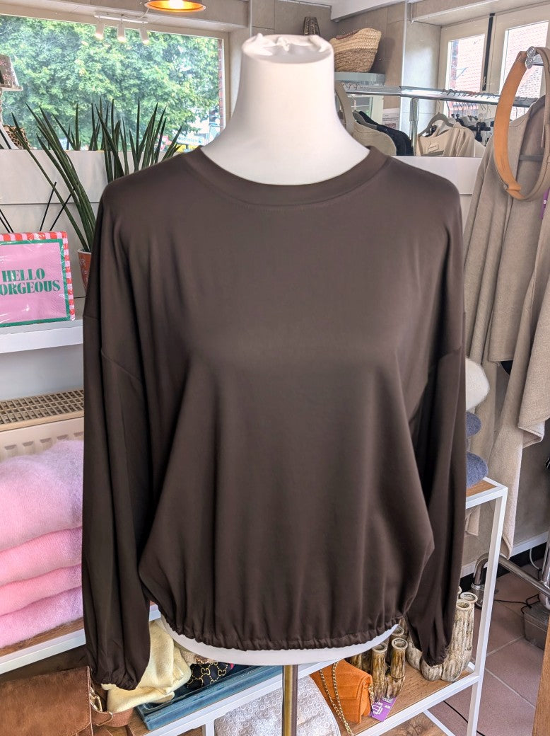 Gemütliches Cropped Langarm Shirt Sweatshirt aus weicher Viskose in elegantem Coffee Braun mit Gummizug am Saum.
