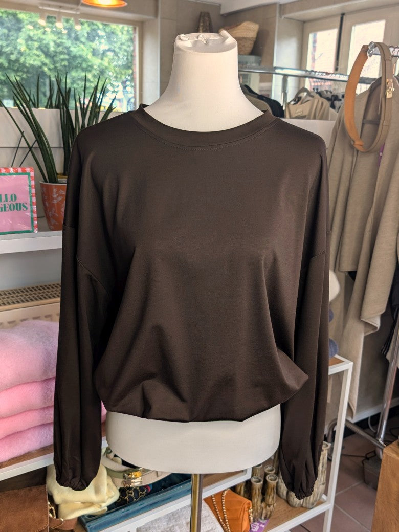 Gemütliches Cropped Langarm Shirt Sweatshirt aus weicher Viskose in elegantem Coffee Braun mit Gummizug am Saum.