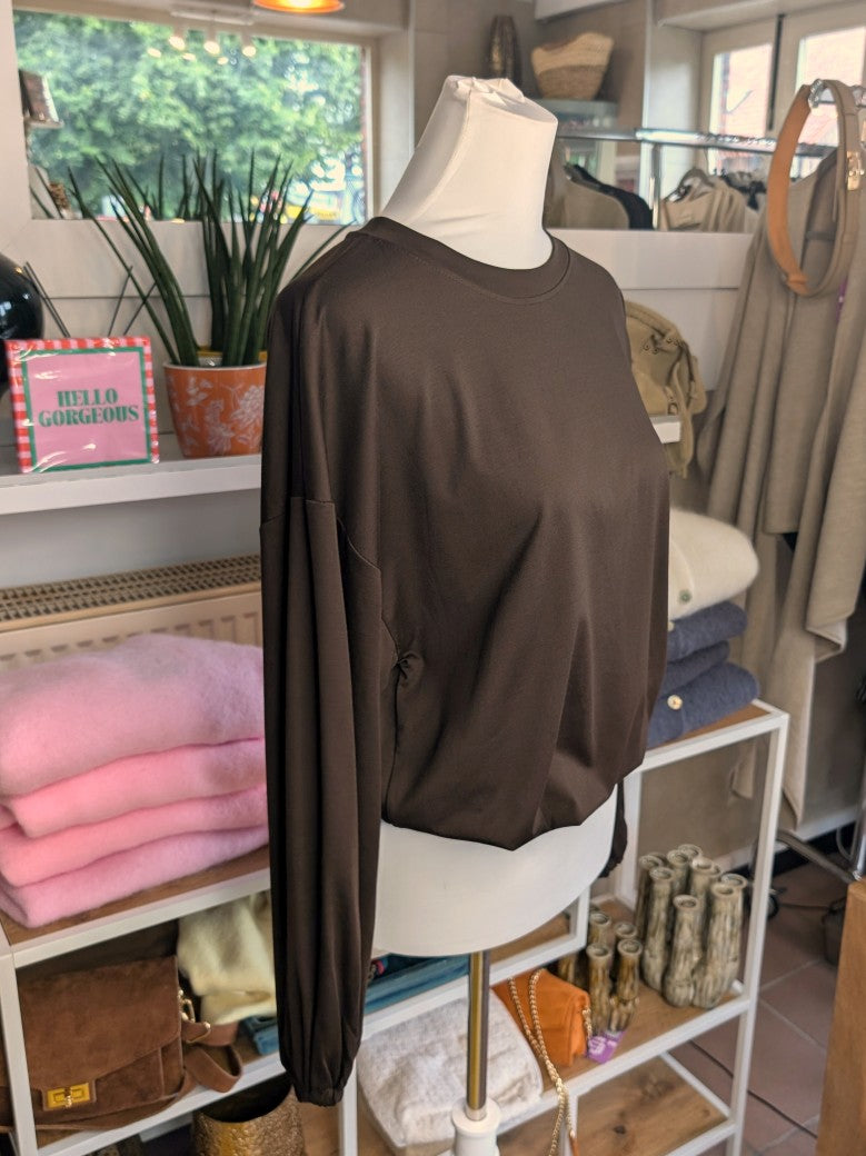 Gemütliches Cropped Langarm Shirt Sweatshirt aus weicher Viskose in elegantem Coffee Braun mit Gummizug am Saum.
