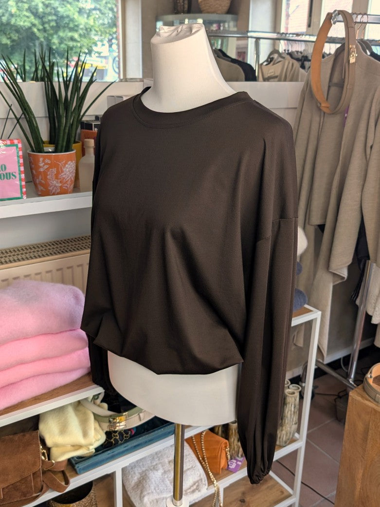 Gemütliches Cropped Langarm Shirt Sweatshirt aus weicher Viskose in elegantem Coffee Braun mit Gummizug am Saum.