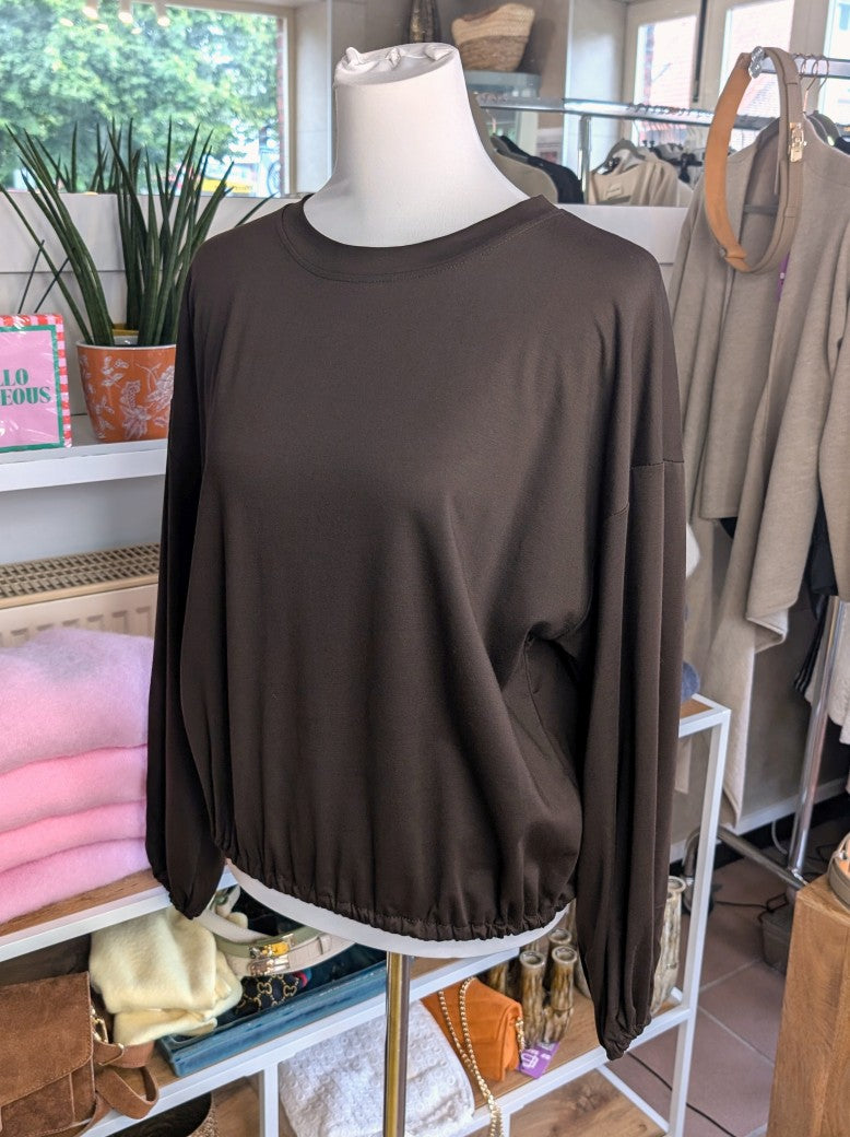 Gemütliches Cropped Langarm Shirt Sweatshirt aus weicher Viskose in elegantem Coffee Braun mit Gummizug am Saum.