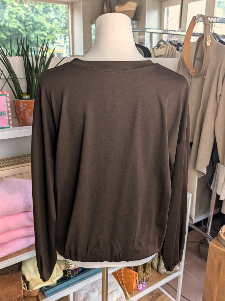Gemütliches Cropped Langarm Shirt Sweatshirt aus weicher Viskose in elegantem Coffee Braun mit Gummizug am Saum.