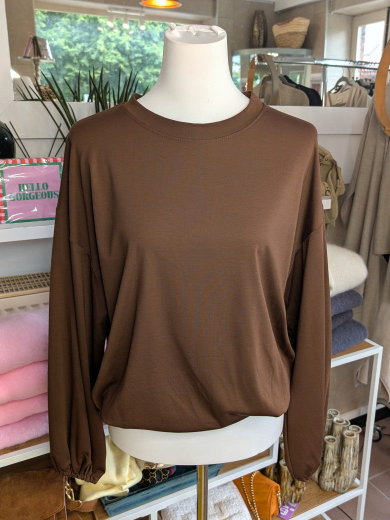 Gemütliches Cropped Langarm Shirt Sweatshirt aus weicher Viskose in warmem Kupfer-Braun mit Gummizug am Saum.