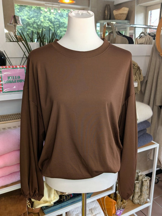 Gemütliches Cropped Langarm Shirt Sweatshirt aus weicher Viskose in warmem Kupfer-Braun mit Gummizug am Saum.