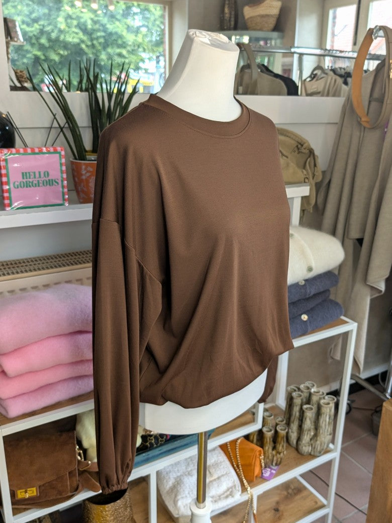 Gemütliches Cropped Langarm Shirt Sweatshirt aus weicher Viskose in warmem Kupfer-Braun mit Gummizug am Saum.