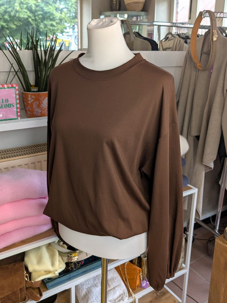 Gemütliches Cropped Langarm Shirt Sweatshirt aus weicher Viskose in warmem Kupfer-Braun mit Gummizug am Saum.