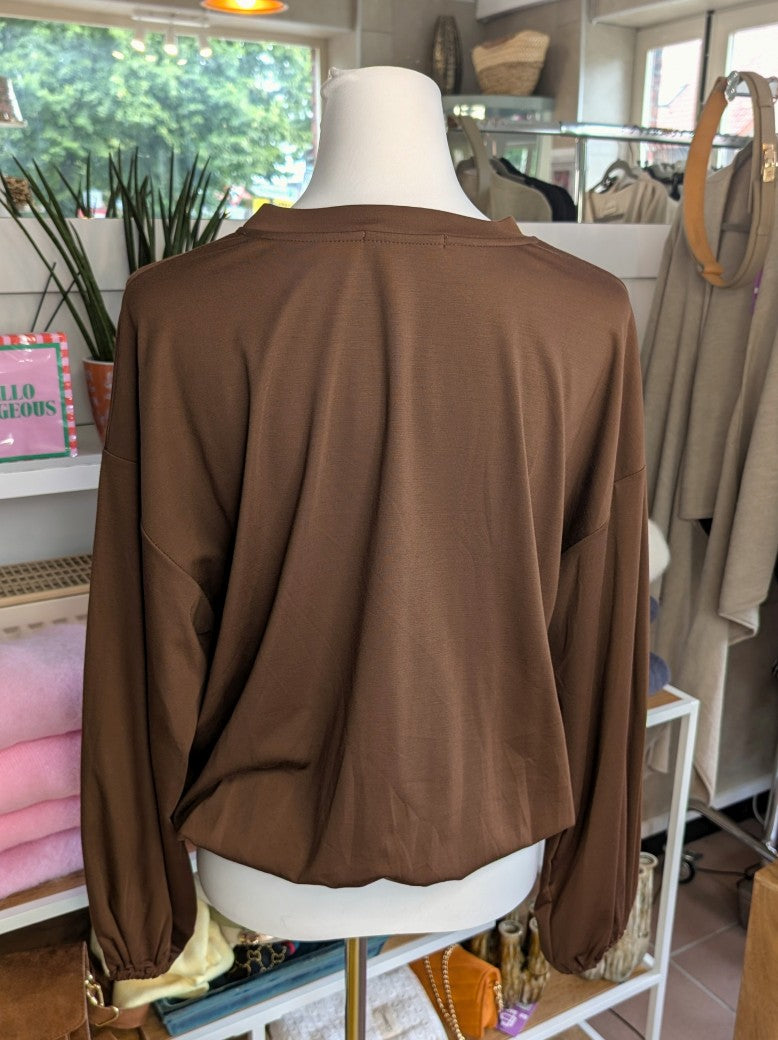 Gemütliches Cropped Langarm Shirt Sweatshirt aus weicher Viskose in warmem Kupfer-Braun mit Gummizug am Saum.