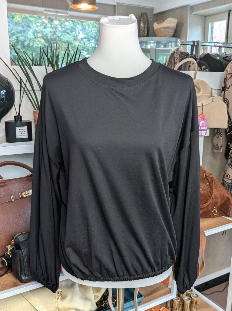 Gemütliches Cropped Langarm Shirt Sweatshirt aus weicher Viskose in klassichem Schwarz mit Gummizug am Saum.