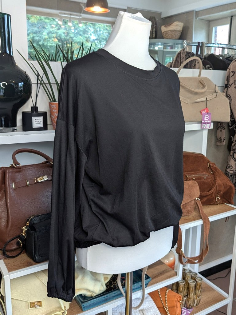 Gemütliches Cropped Langarm Shirt Sweatshirt aus weicher Viskose in klassichem Schwarz mit Gummizug am Saum.