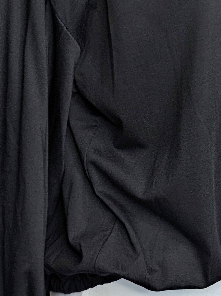 Gemütliches Cropped Langarm Shirt Sweatshirt aus weicher Viskose in klassichem Schwarz mit Gummizug am Saum.