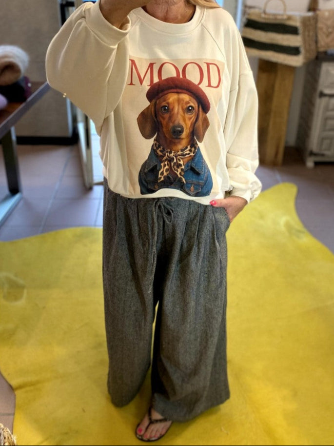 Dieses Sweatshirt von MIHO'S aus Baumwolle vereint Komfort und Stil mit einem charmanten Dackel-Motiv in Beige, Braun, Beige, Rot und Blau. Hol' es Dir jetzt!