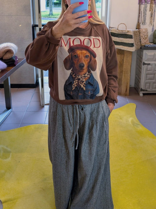 Dieses Sweatshirt von MIHO'S aus Baumwolle vereint Komfort und Stil mit einem charmanten Dackel-Motiv in Coffee Braun, Beige, Rot und Blau. Hol' es Dir jetzt!