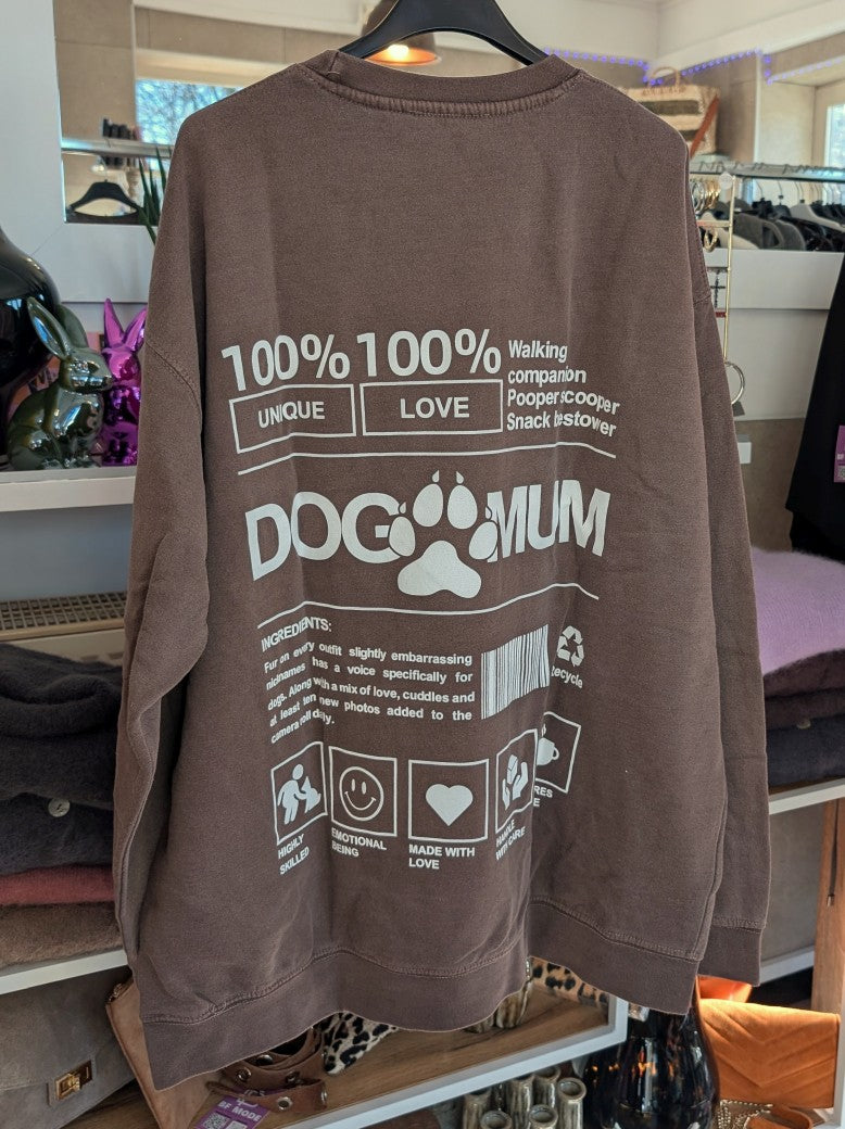 Das gemütliche oversized Sweatshirt "Dog Mum" Backprint im Vintage Used Look hat sehr viel Liebe zum Detail in Farbkombination Braun Weiß - für alle Hundemamas!
