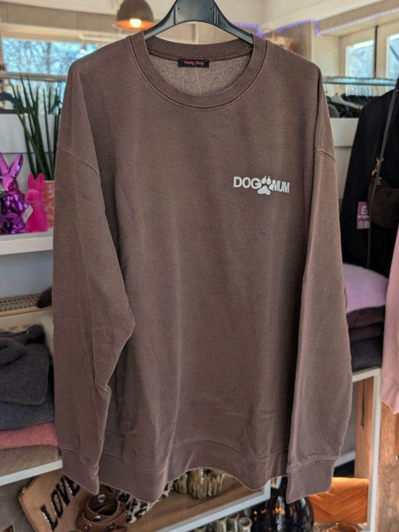 Das gemütliche oversized Sweatshirt "Dog Mum" Backprint im Vintage Used Look hat sehr viel Liebe zum Detail in Farbkombination Braun Weiß - für alle Hundemamas!